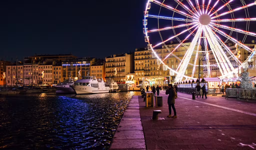 Marseille la nuit, l'ambiance méditerranéenne parfaite pour des rendez-vous secrets au Vieux-Port, où l’intimité et les liens furtifs se tissent à l'abri des regards